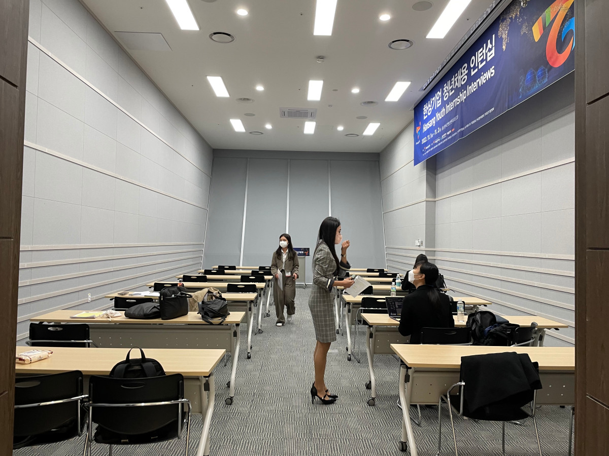 A staff member and an applicant having a conversation in the interview room