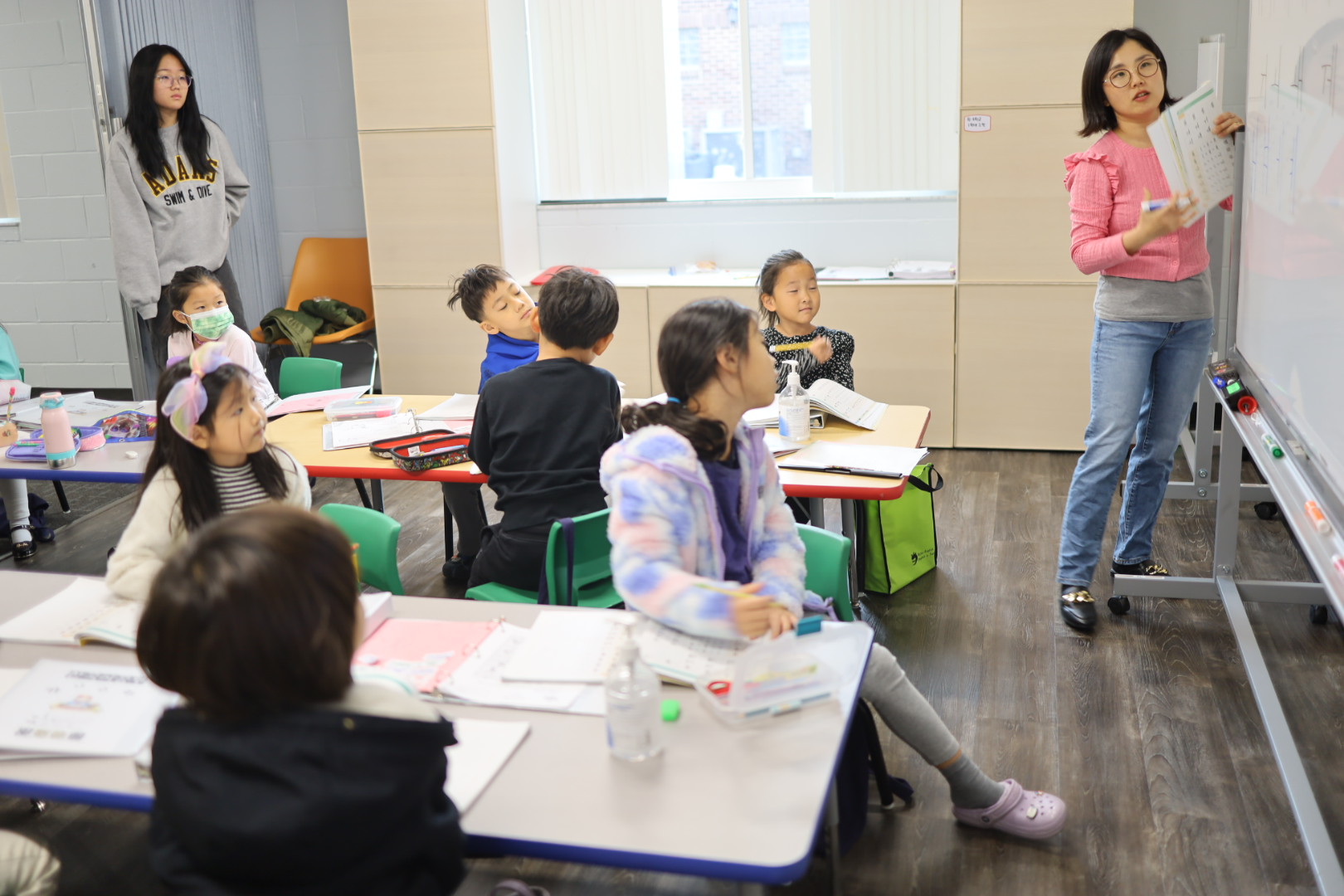Место, где учителя и родители учеников могут испытать единство через любовь, интерес и поддержку с общим знаменателем корейского языка.