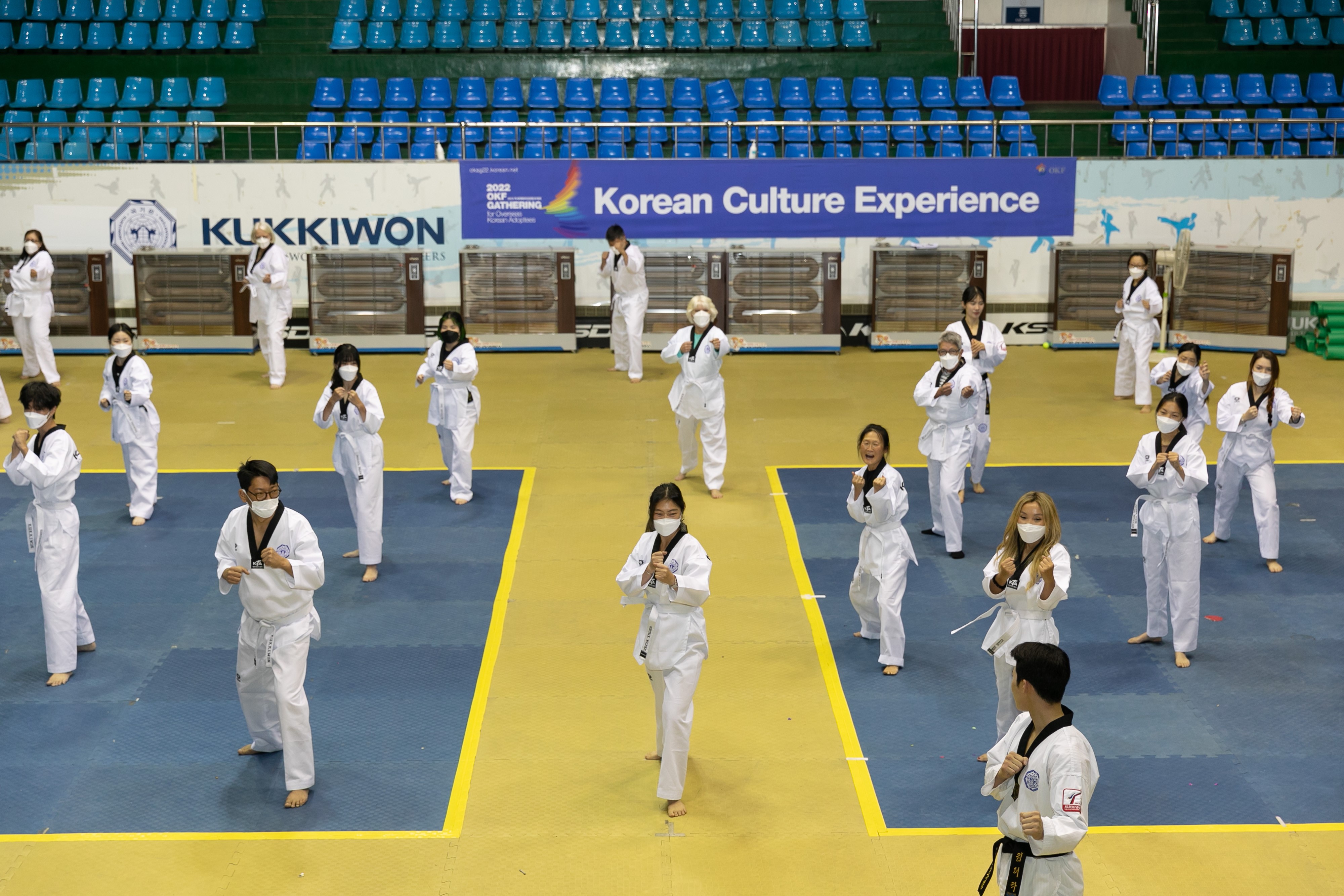 [한국문화체험 | K-Sport] 한국 고유의 전통 무예인 태권도를 체험해보며 민족의 기상과 용기를 배우는 입양동포 참가자들