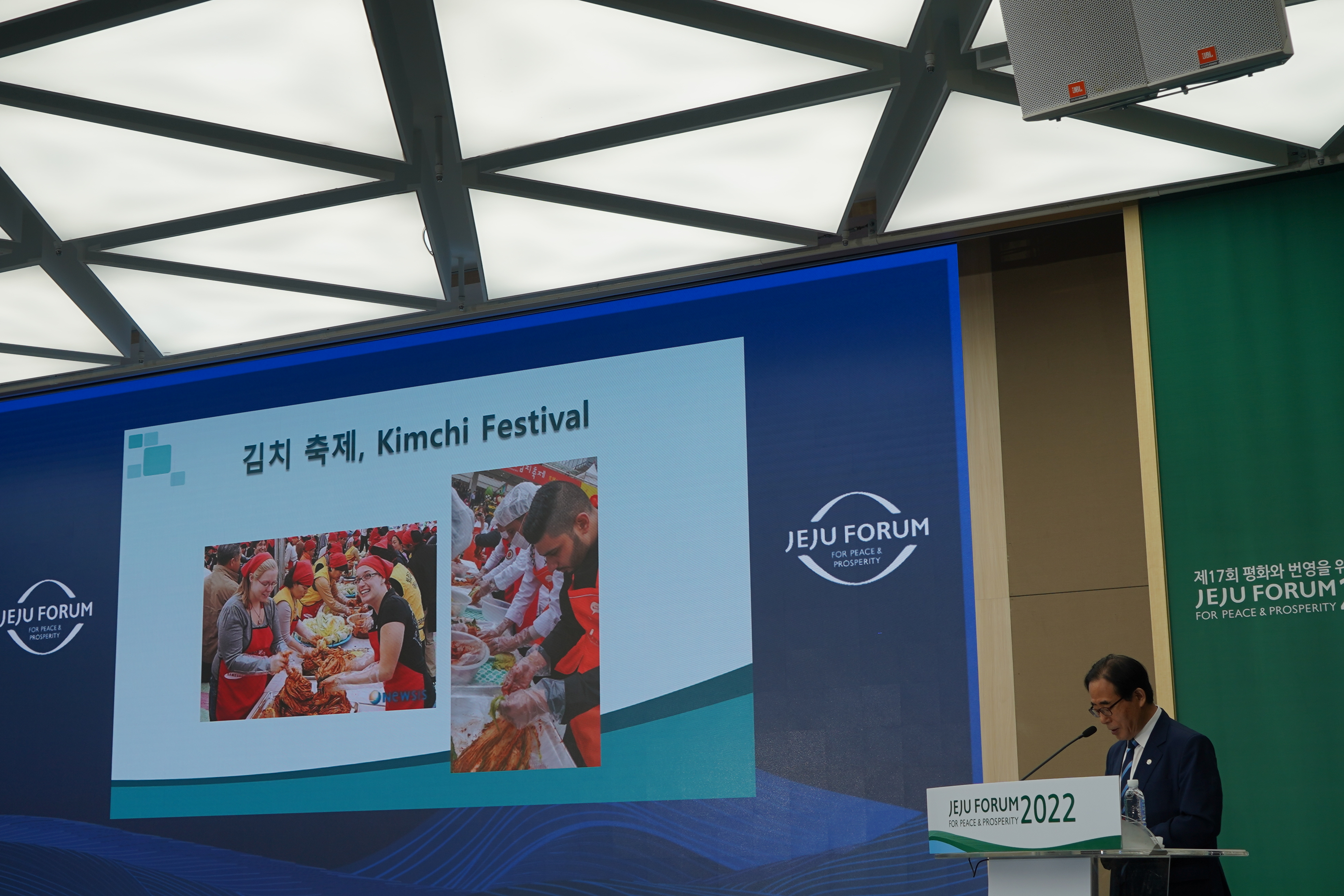 글로벌한인의 공공외교 사례로 김치축제를 소개하는 재외동포재단 김성곤 이사장