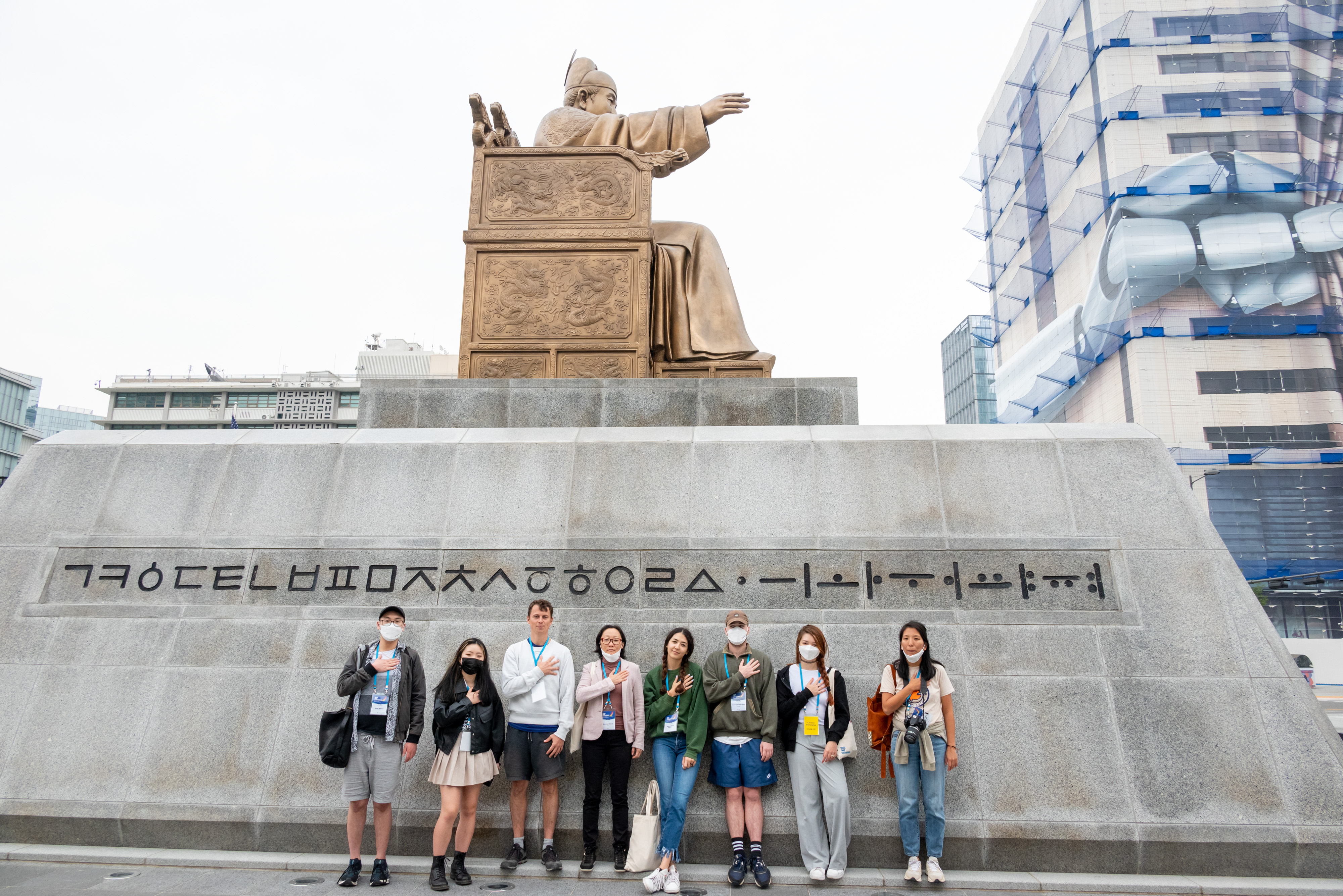 [K-Tour | Heritage] 광화문광장 세종대왕 동상 앞에서 포즈를 취하고 있는 입양동포 참가자들