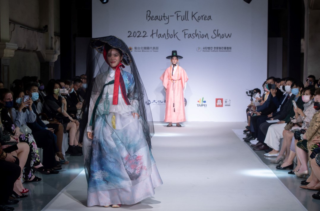 < 한복 패션쇼에서 한복을 선보이는 모델들의 모습 - 출처: 주타이베이 대한민국 대표부 공식 홈페이지 >
