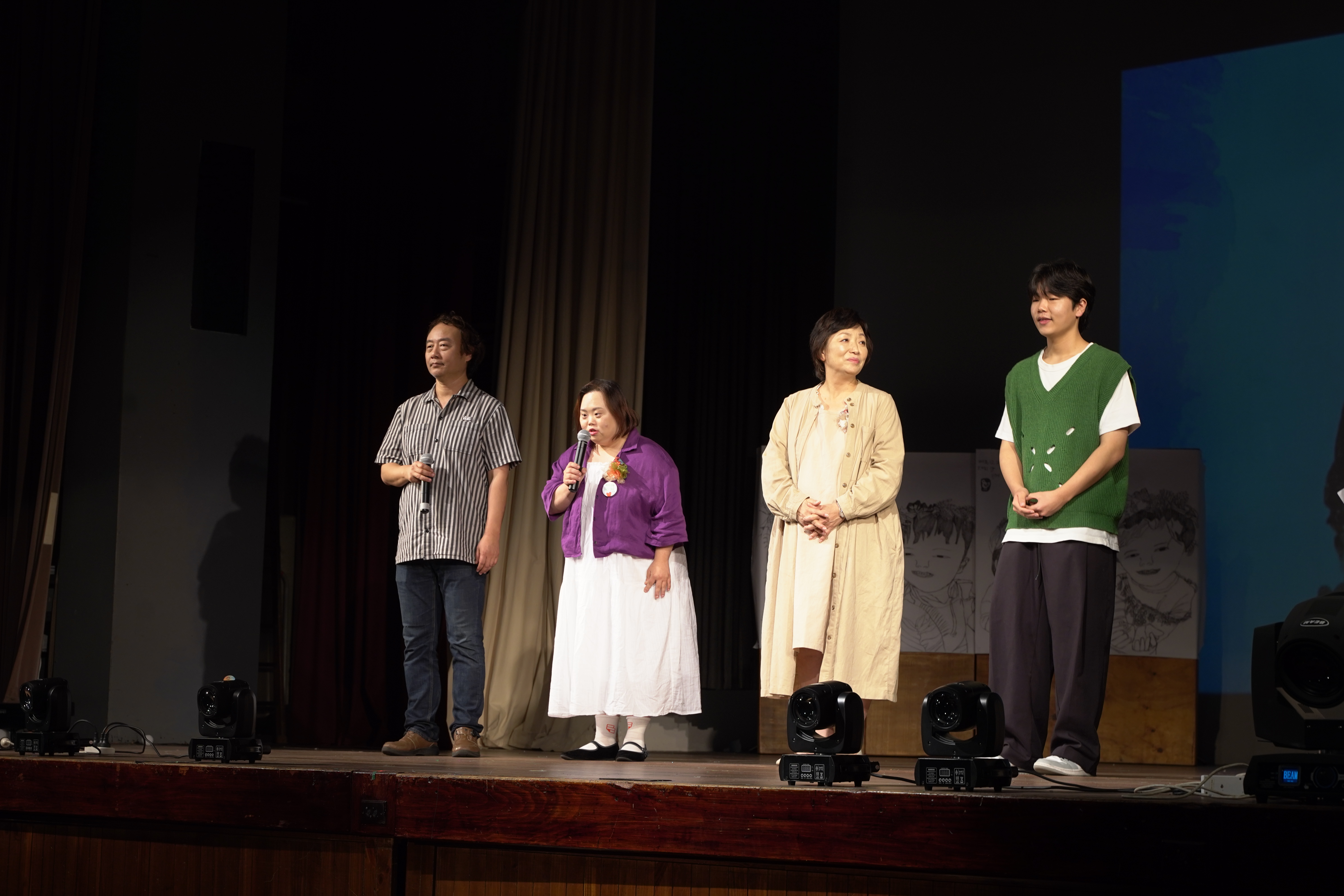 무대에서 관객들에게 인사를 하고 있는 정은혜 작가와 가족들 - 출처: 통신원 촬영