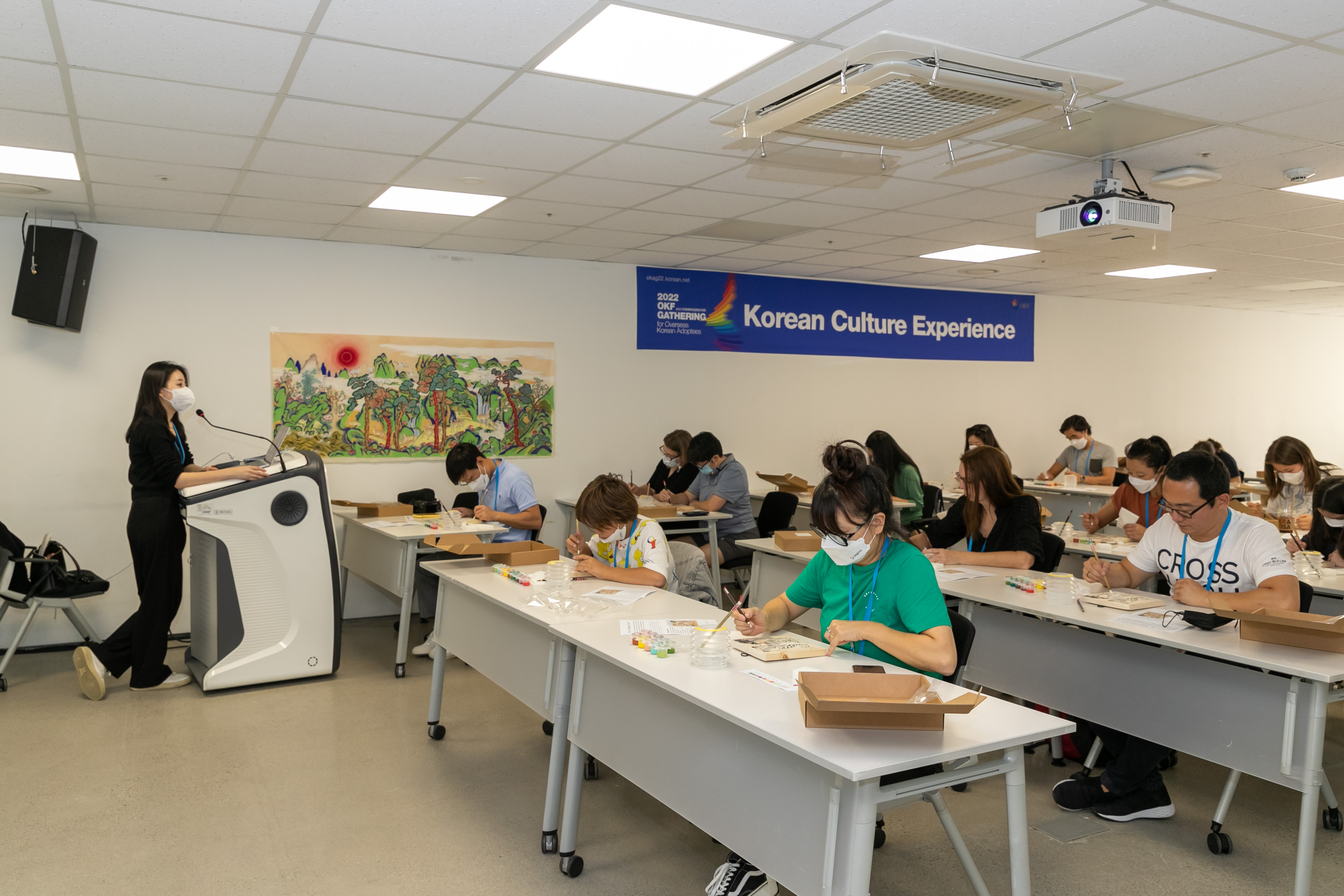 [한국문화체험 | K-Art] 한국 전통의 오방색(황, 적, 청, 흑, 백)을 사용해 자신만의 아름다운 민화를 그려보는 입양동포 참가자들