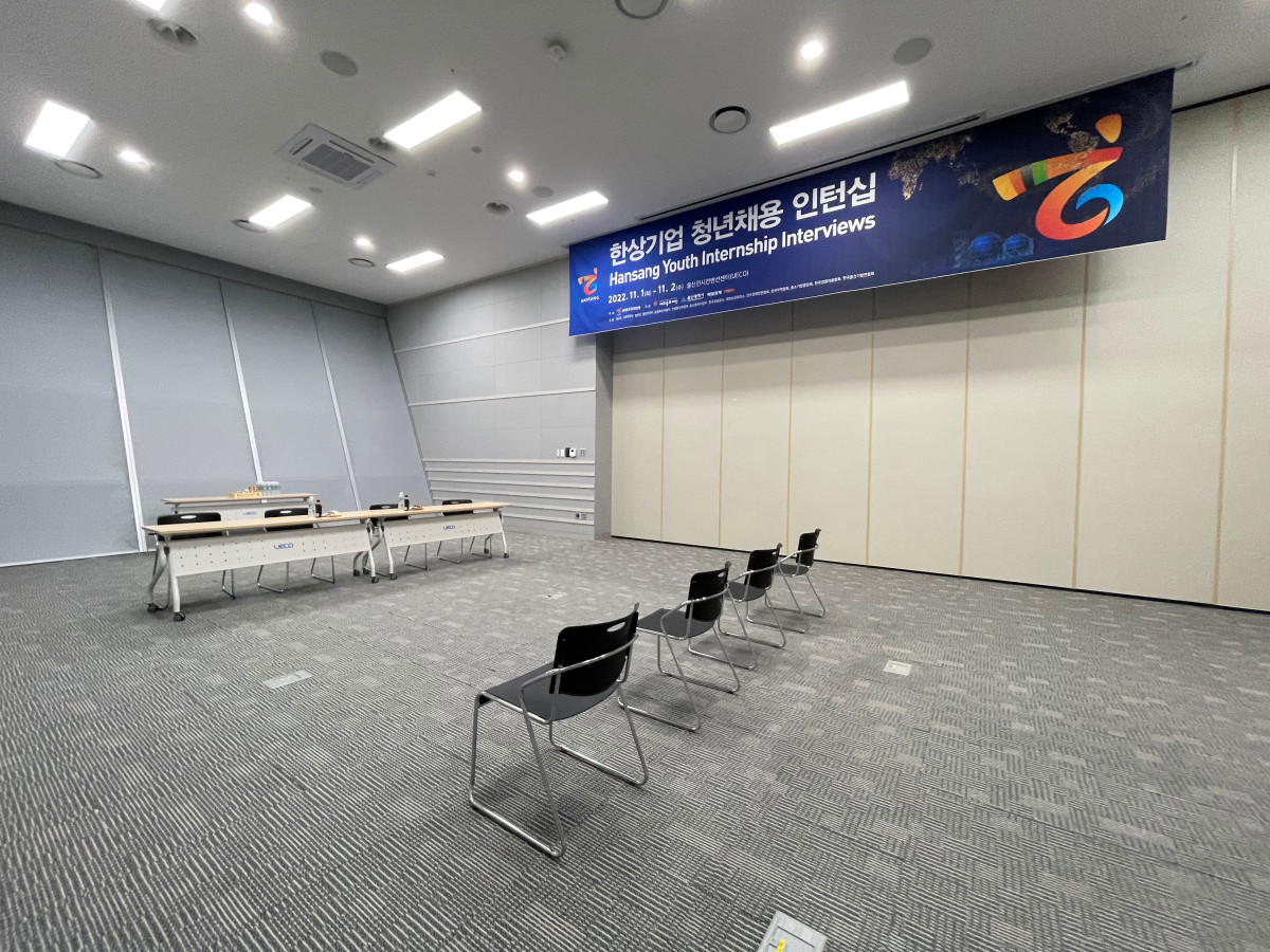 Seating arrangement for Hansang Youth Internship Interviews