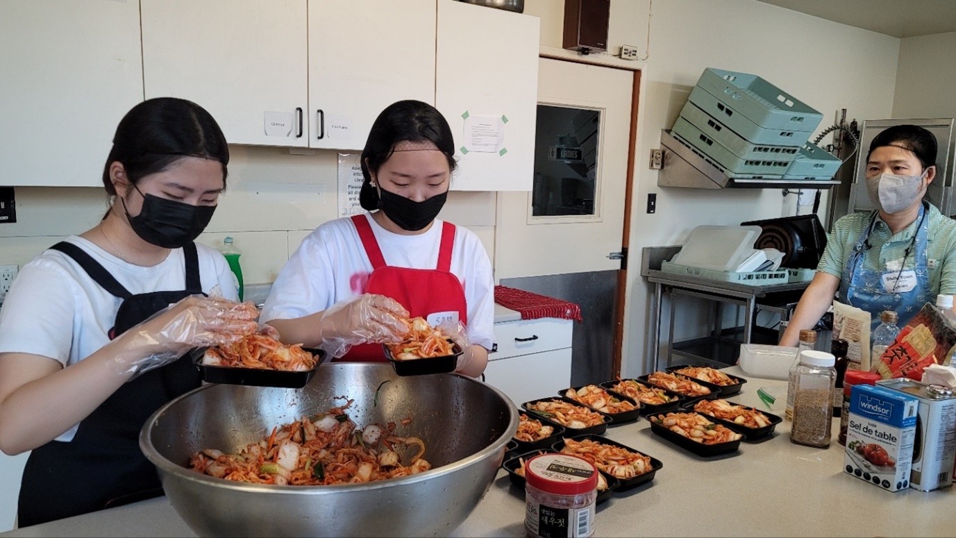 Photo: Young Korean volunteers of 2nd generation immigrants