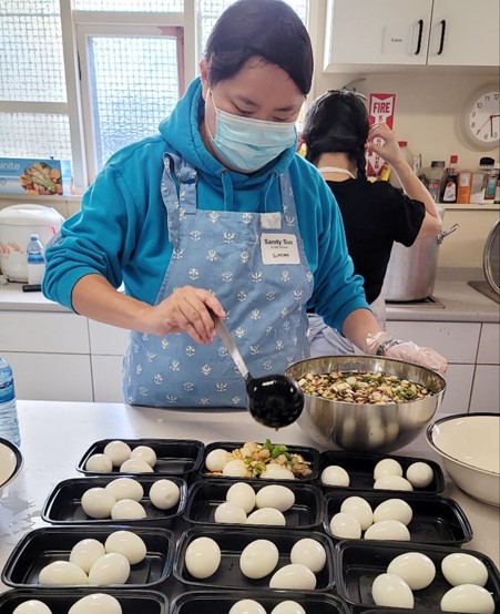 Пояснение к фото: Волонтеры делают маринованные яйца