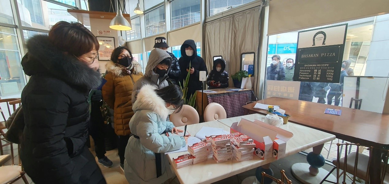 Korean residents in China filling out personal information to get diagnostic kits and fever reducers distributed by the Overseas Koreans Foundation of Beijing