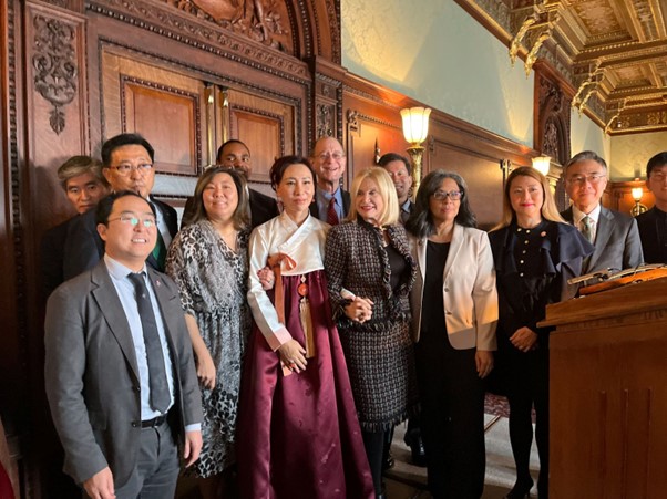 Photo: Group photo of members of the House of Representatives and event organizers