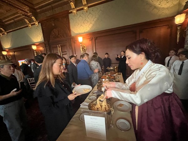 Photo: New Jersey Assemblywoman Ellen Park (left) and President Minsun Kim of the Museum of Korean American Heritage (right)