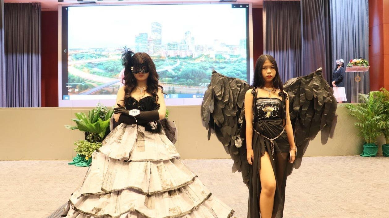 ▲ 한글 패션쇼에 참가한 두 학생이 포즈를 취하는 모습