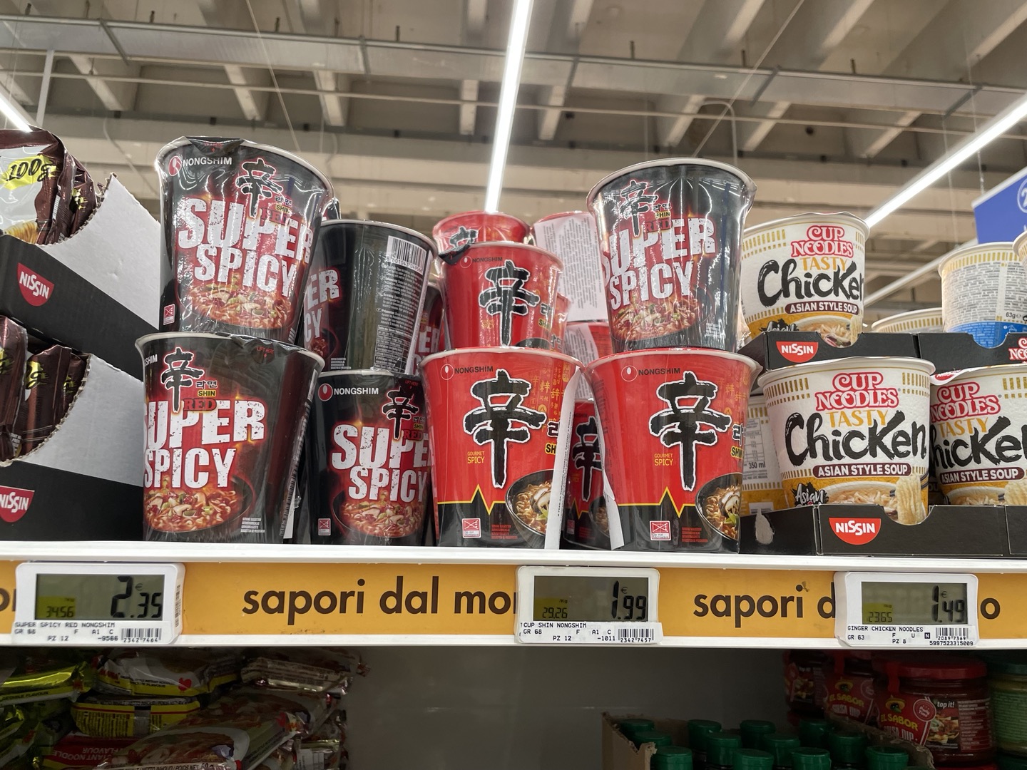 < 이탈리아 대형 슈퍼마켓 팜 파노라마에서 판매를 시작한 한국 컵라면 - 출처: 통신원 촬영 > 
