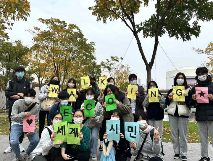 상하이한국학교 '세계 시민교육 프로그램'에 참여한 학생들이 '환경보호'와 '세계시민'을 강조하는 피케팅을 하고 있다.