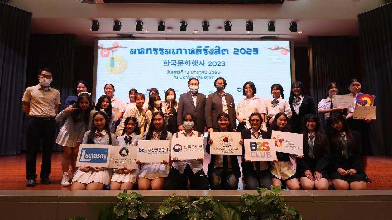 ▲ 랑싯대학교 학생 및 태국 전역의 학생들과의 단체 기념사진