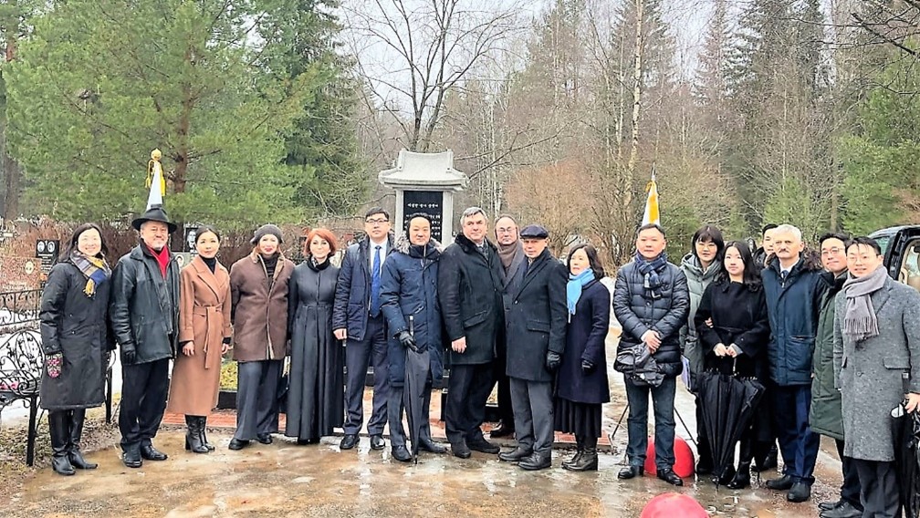 Participants of the memorial ceremony for Lee Beom-jin
