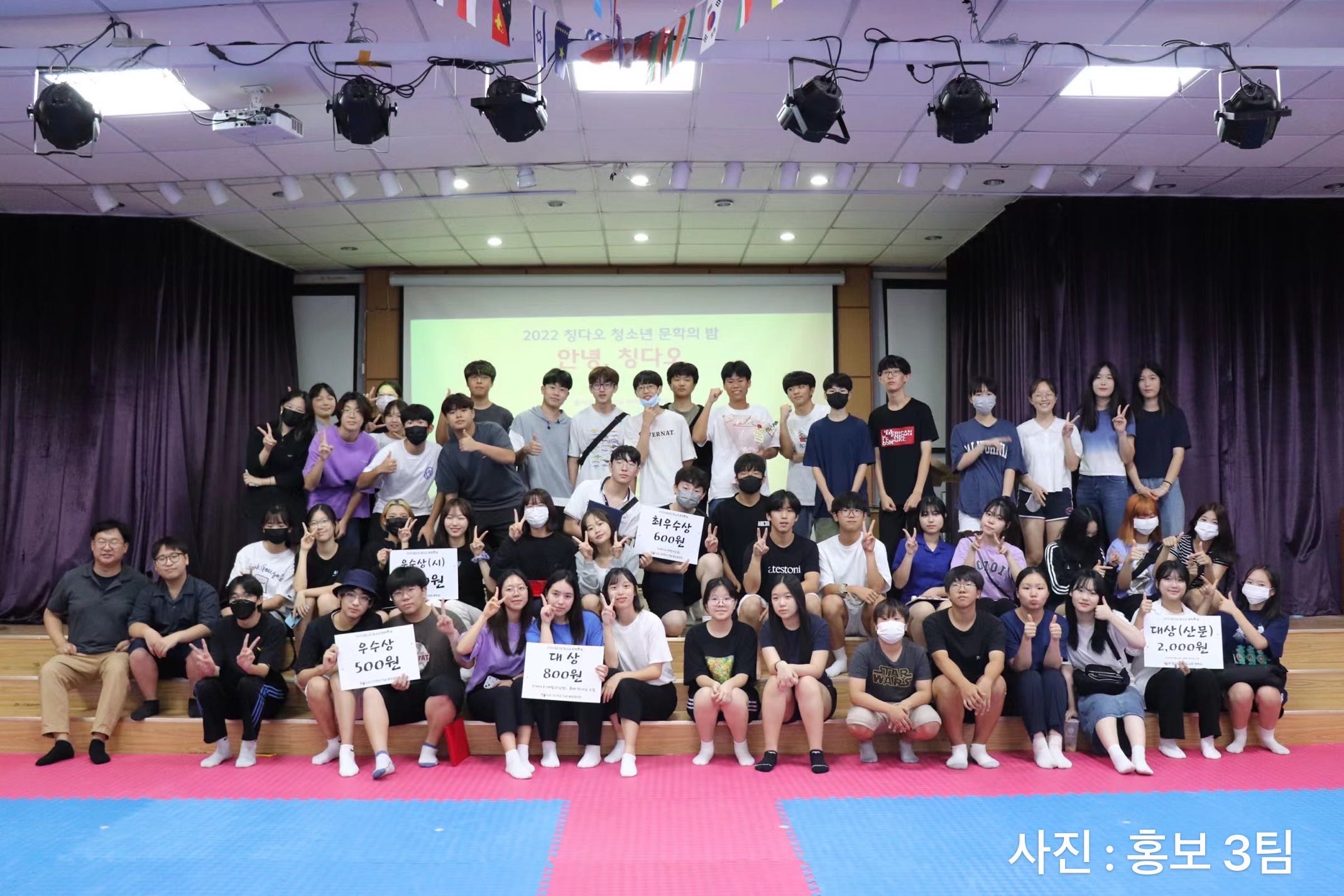 Студенты, участвующие в Литературной ночи 2022 г. (предоставлено библиотекой Кёнхян)