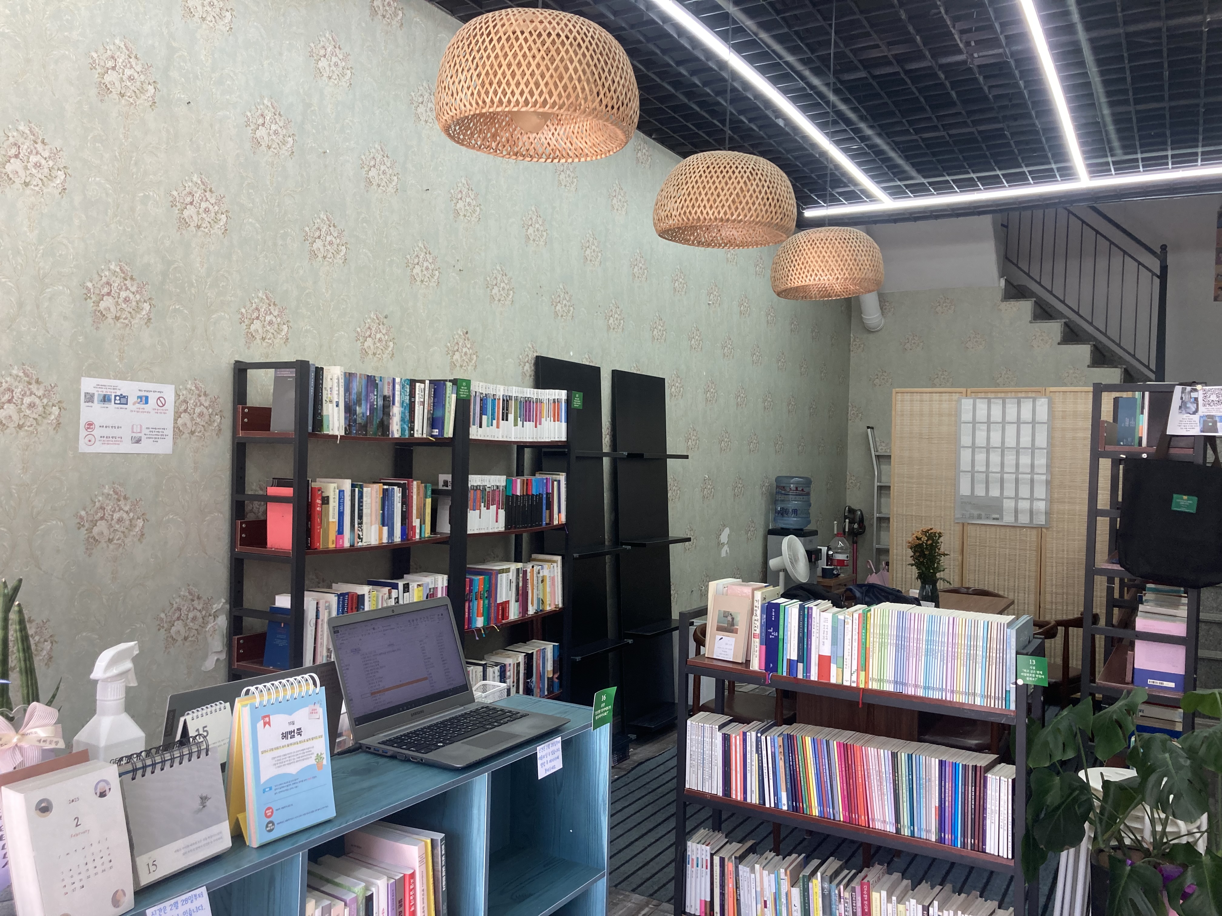 Библиотека Кёнхян, стол на первом этаже, новая книжная полка и книжная полка для взрослых.