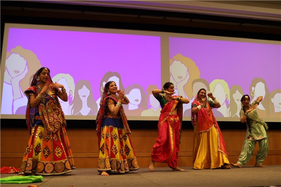 인도 전통무용 만트라 춤은 아이들 생일이나 결혼식, 각종 축제 때 선보이는 공연이다.