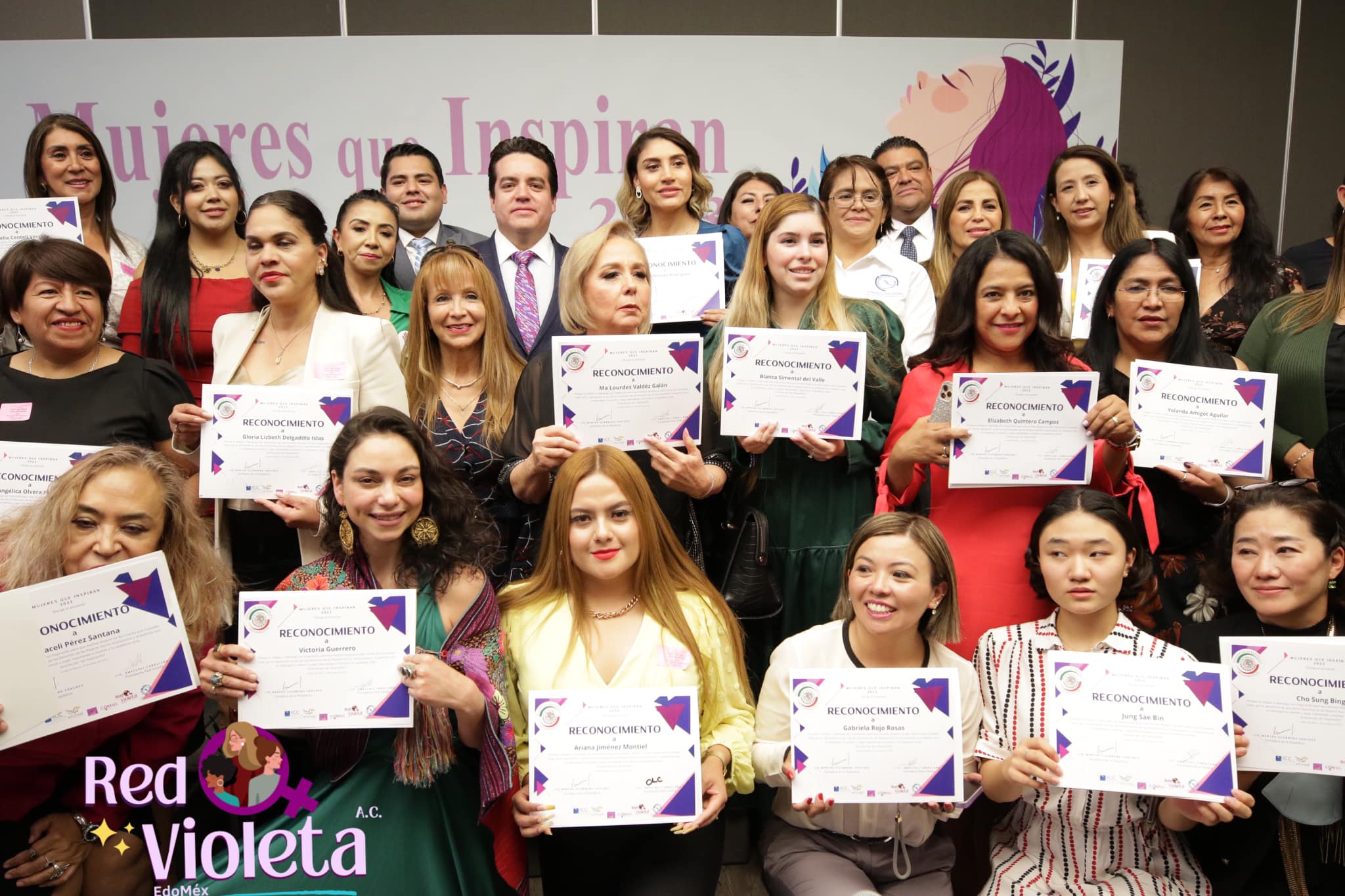 < 'Mujeres que Inspiran 2023' 표창 수상자들의 기념 촬영 - 출처: Red Violeta 페이스북 계정(@RedVioletaDeEmprendedoras) >