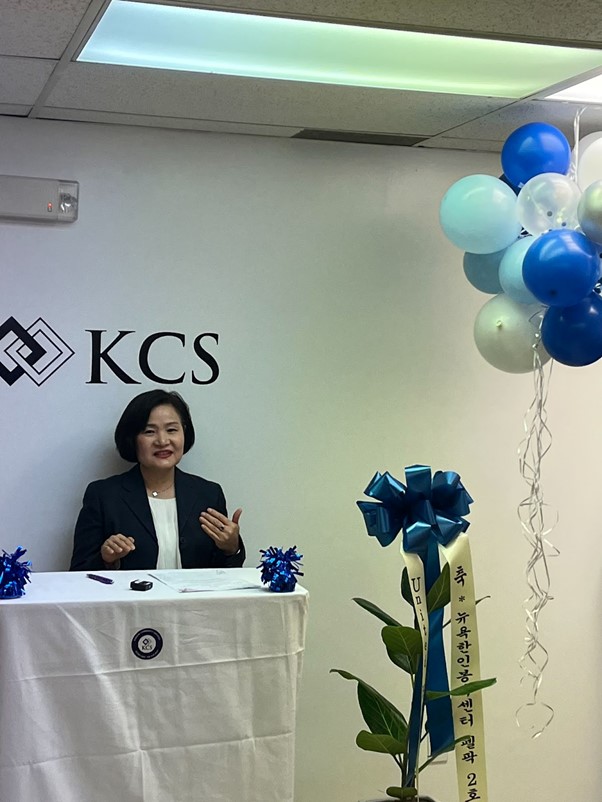 Председатель KCS Ким Мён Ми произносит поздравительную речь