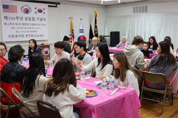 Participants enjoys a banquet dinner after the ceremonial event
