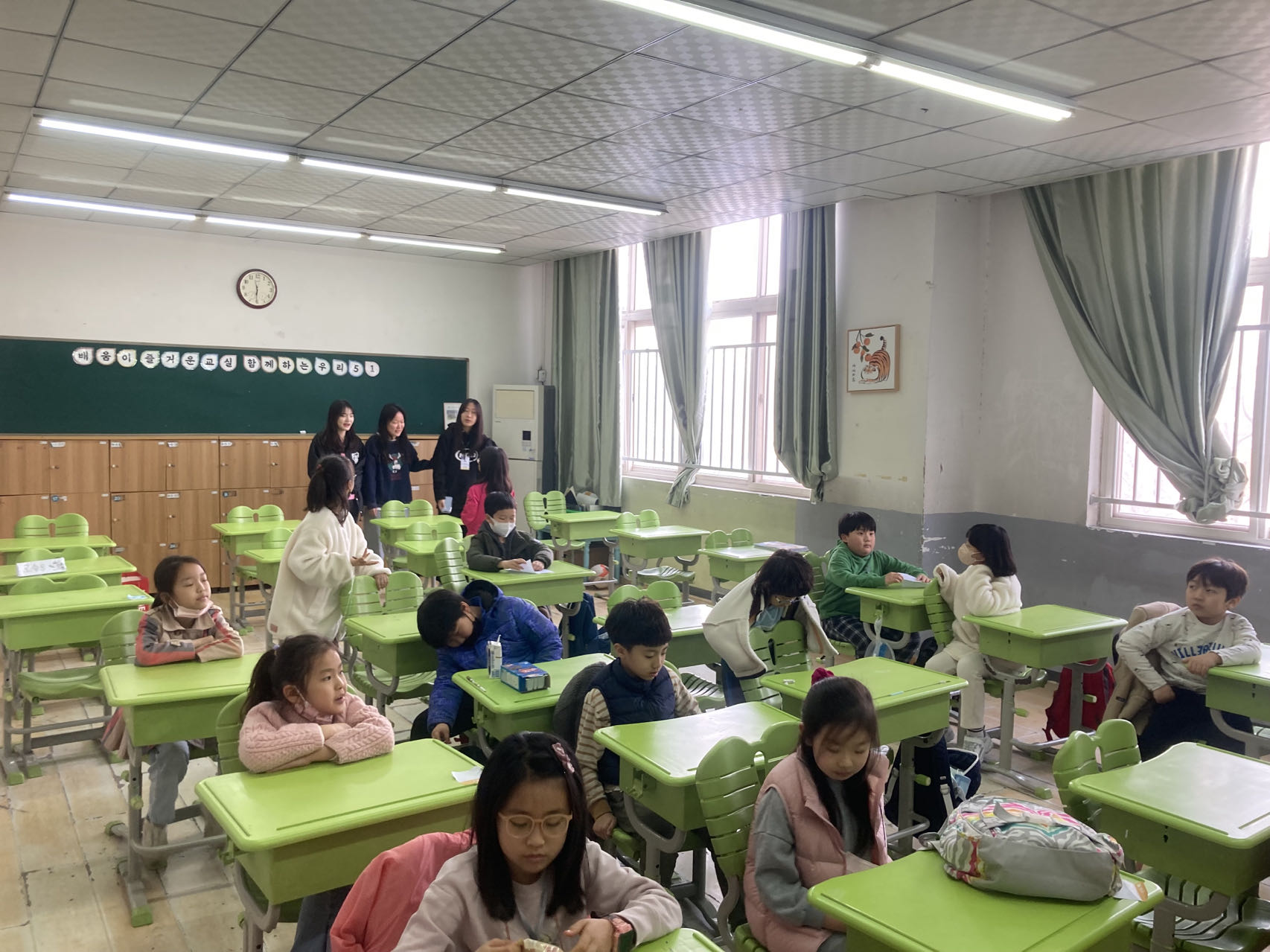 Students of the lower grades gather in class on the first day of the Hangeul School in Qingdao