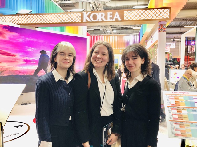 < 베를린 국제관광박람회 ITB 한국관을 찾은 에밀리, 사라, 넬리(왼쪽부터) - 출처: 통신원 촬영 >