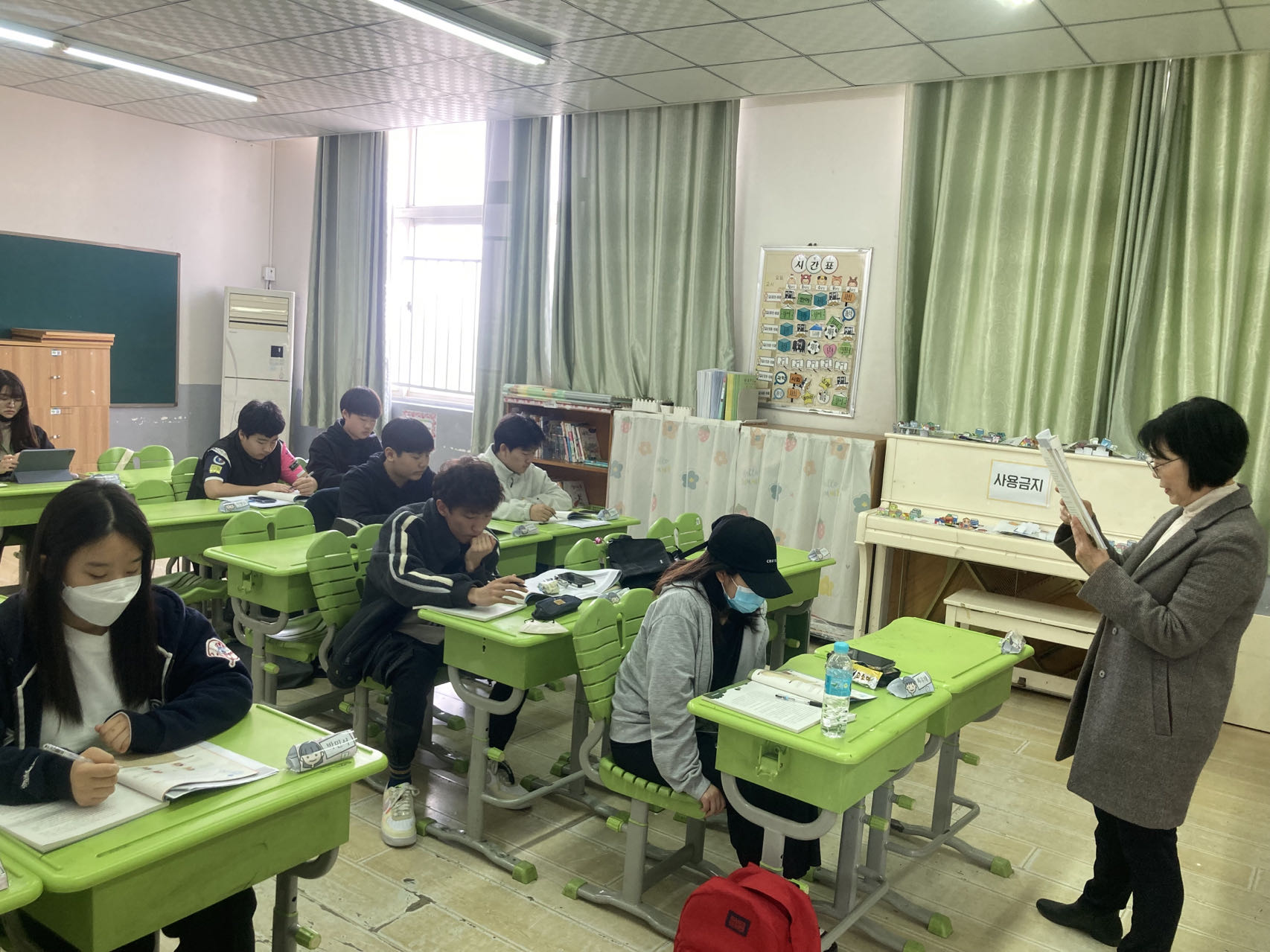 Students of the upper grades take class on the first day of the Hangeul School in Qingdao