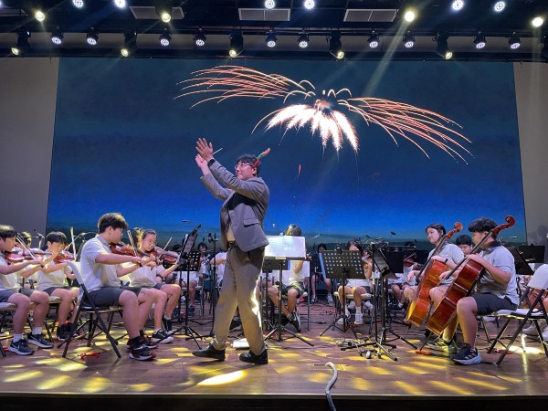 Principal Son Seong-ho prepares for the orchestra with students