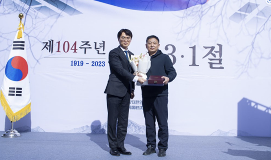 Consulate General Choi Hui-deok of of the Republic of Korea in Shenyang (left) bestows an order of merit to Park Ki-young, great-grandson of an independence activist Park Yeong, during a ceremony held in Shenyang