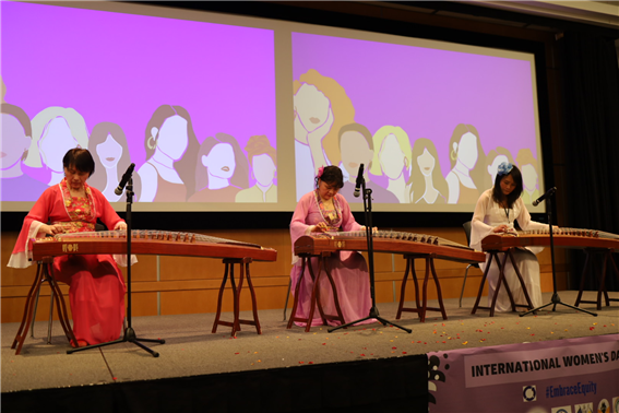 중국 전통 음악을 선보이고 있는 WDCCG 회원들