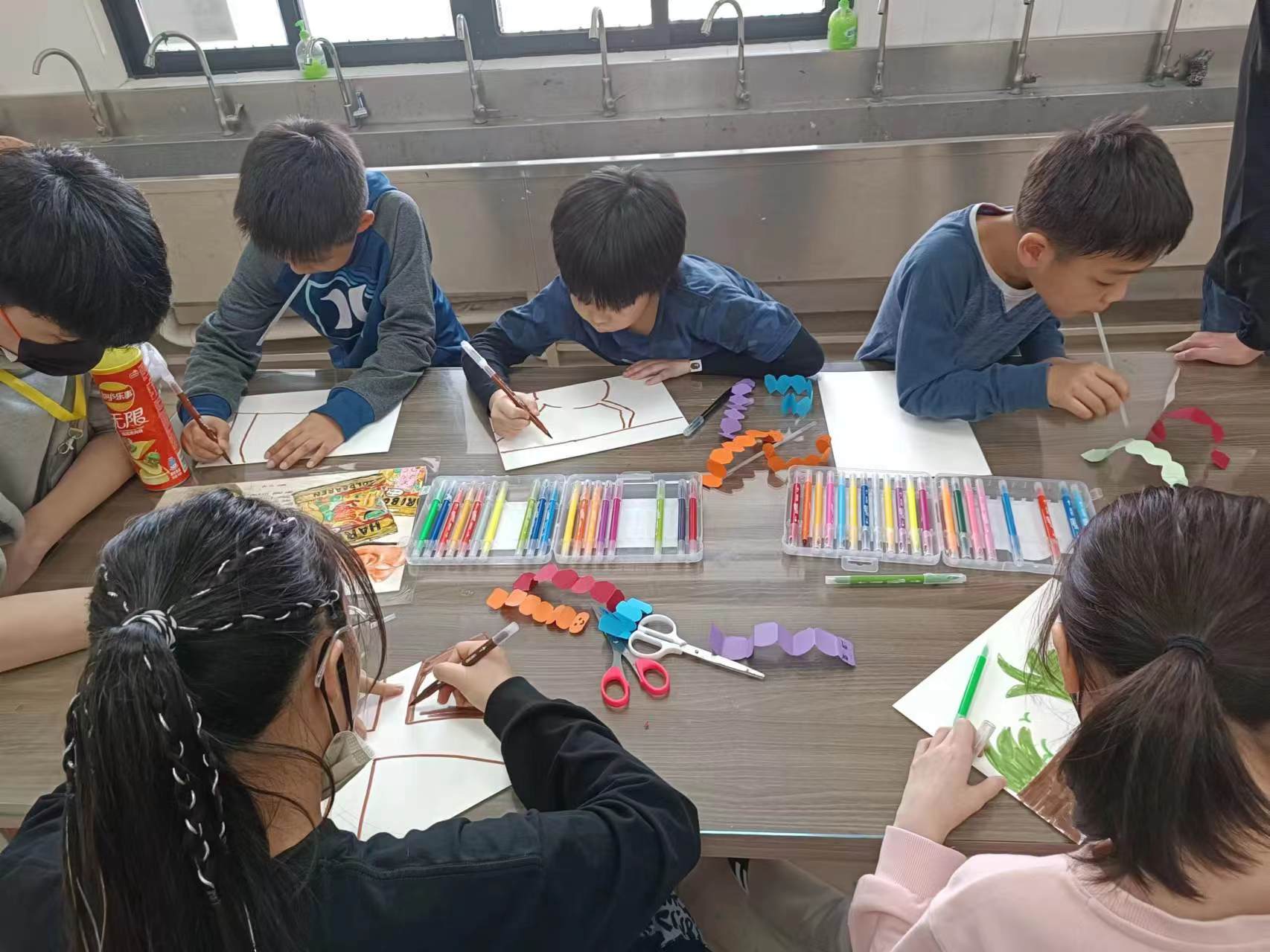 Young students draw pictures during class at the Hangeul School in Guangzhou.