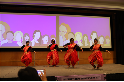 인도 둘가춤(Durga Dance)을 추고 있는 AIWA 회원들 