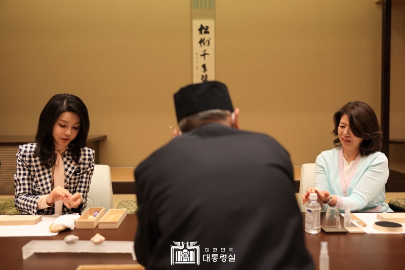 Первая леди РК Ким Гон Хи (слева) и первая леди Японии Юко Кисида (справа) 16 марта готовят традиционный японский десерт вагаси в резиденции премьер-министра Японии в Токио. В благодарность за приглашение на мастер-класс по изготовлению вагаси, Ким Гон Хи вручила первой леди Японии традиционную корейскую сладость хангва, сказав: «Я надеюсь, что граждане наших стран смогут стать ближе друг к другу, так же как мы сегодня». Кроме этого, первая леди Кореи поблагодарила супругу премьер-министра за гостеприимство и пригласила ее в Сеул. / Фото: Канцелярия президента РК