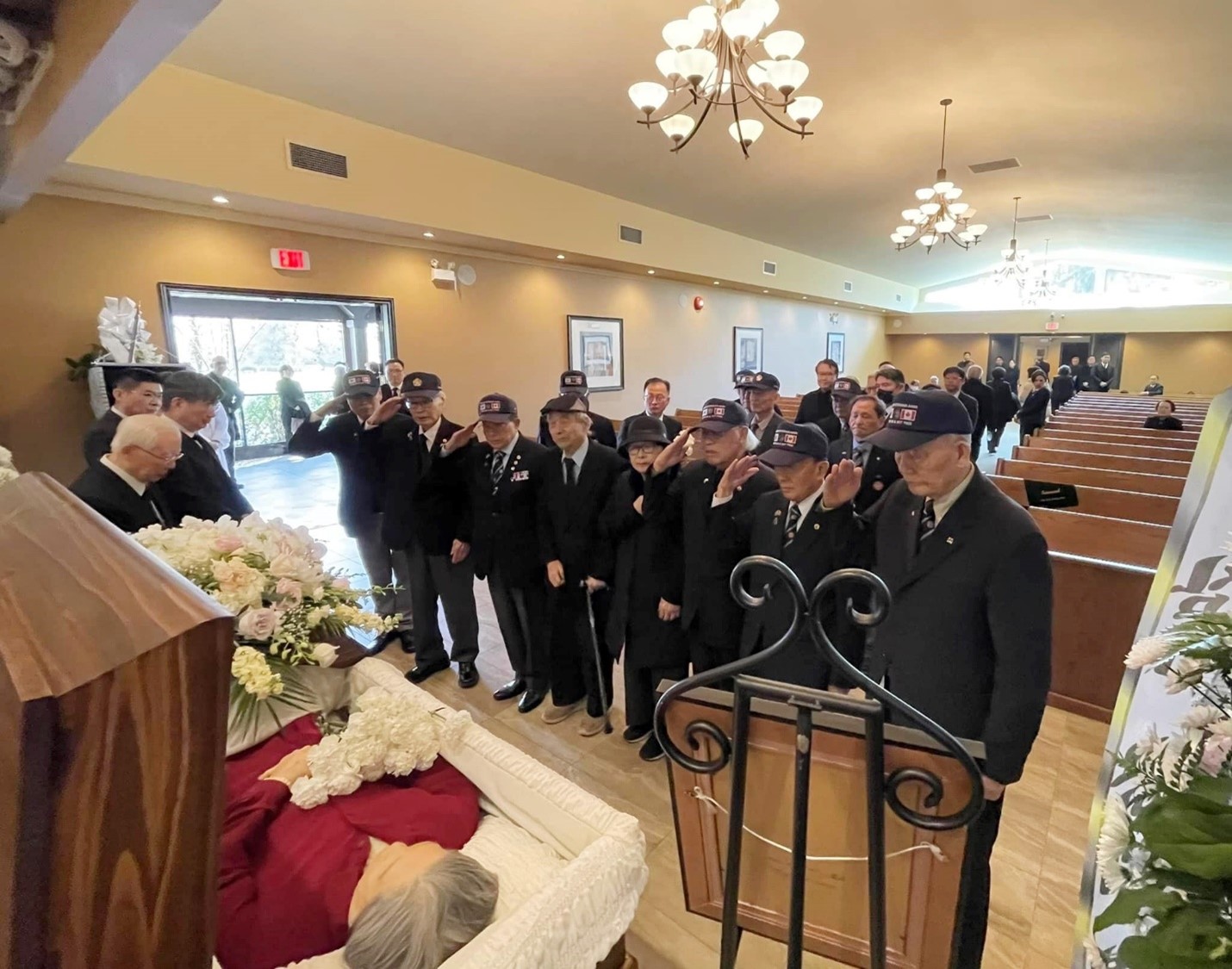 On April 2, the funeral was held for the wife of Advisor Lee; the association members were present at the funeral to pay condolences.