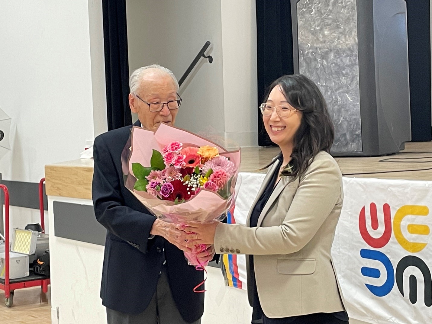 Президент Ассоциации по заслугам Ким Тхэ Ёнг вручил букет благодарностей президенту Ассоциации корейских рабочих в Канаде Ли Да Рэ.