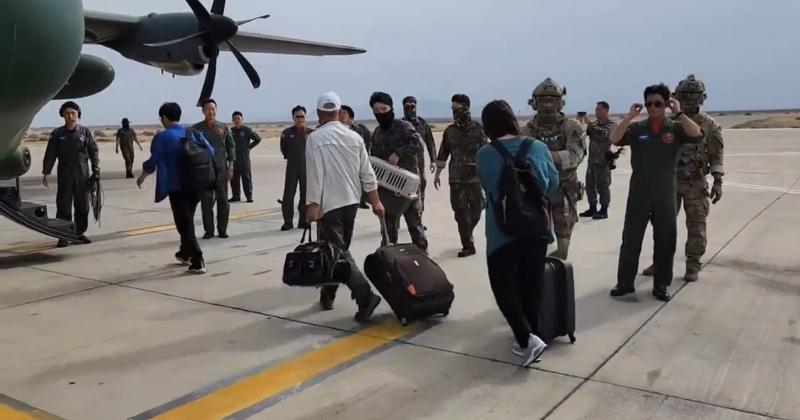 Граждане Республики Корея садятся на военный самолет ВВС РК в аэропорту Порт-Судана, который расположен на северо-востоке Судана. / Фото: Канцелярия президента РК