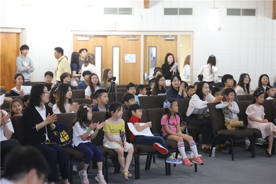 Учащиеся и родители слушают выступления участников конкурса рассказов