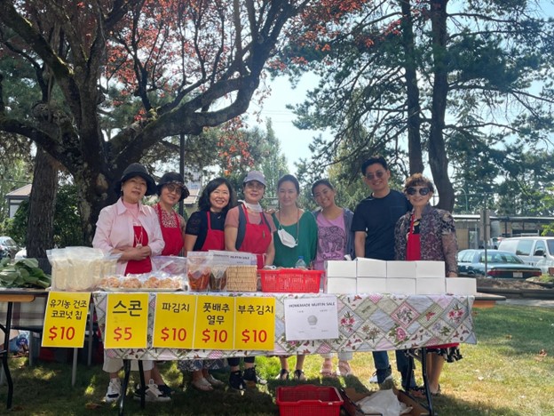 Распродажа во дворе нового корейского дома престарелых New Vista