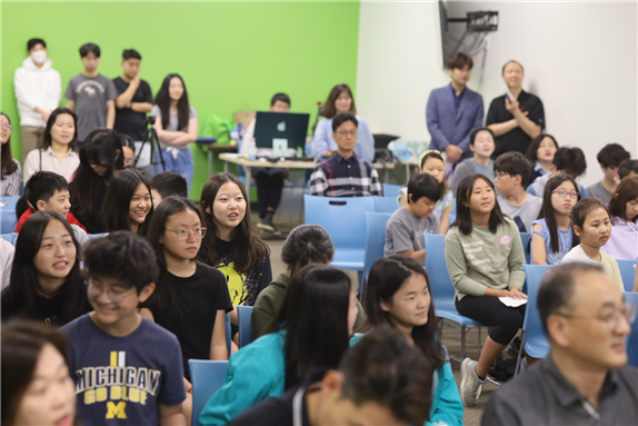 It is a cultural heritage that has a history and tradition as it provides students at Detroit Korean School with the opportunity to talk about their dreams and learn by sharing stories with one another.