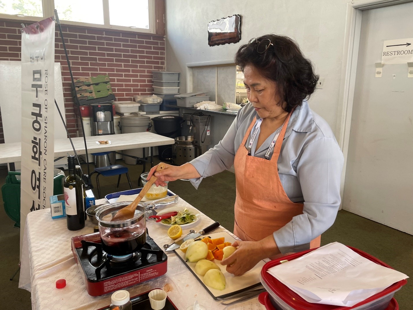 Cooking expert Woo Ae-kyung showed how to make poached pear.