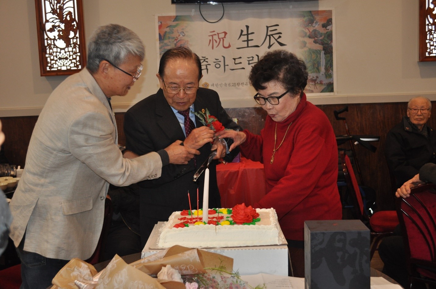 Advisor Lee Woo-seok is cutting his birthday cake.