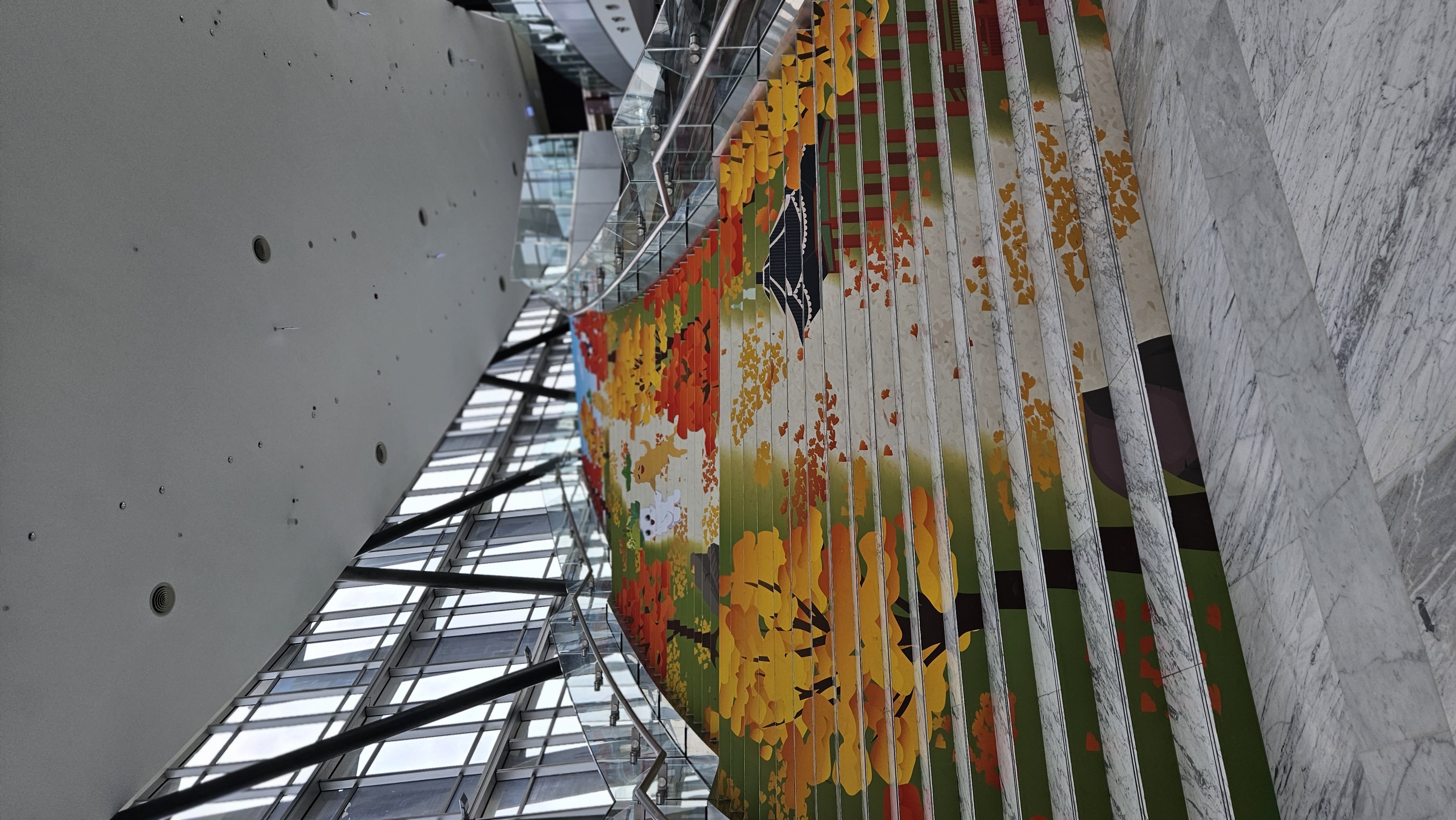 < 한국의 달 행사가 진행 중인 국립고궁박물관의 계단에는 한국의 인삼, 그리고 단풍이 그려져 있다 - 출처: 통신원 촬영 >