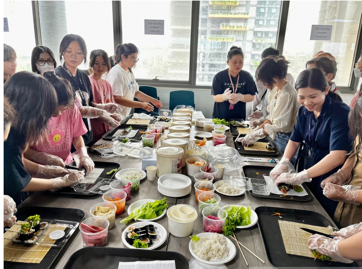 < 베트남 학생들의 한국 음식 만들기 체험 - 출처: 대한민국 교육부 부설 호치민시한국교육원 제공 >