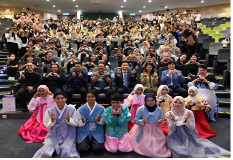 < 제5회 한국문화캠프 참가자들의 단체 사진 - 출처: 통신원 촬영 >