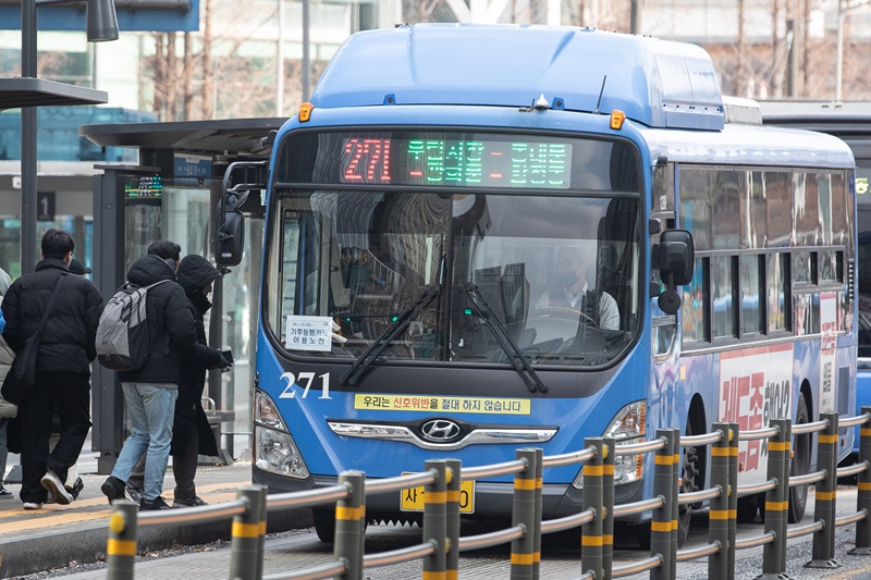 서울시내 버스종합환승센터에서 시민들이 버스에서 승하차 하고 있다. ((ⓒ뉴스1, 무단 전재-재배포 금지)