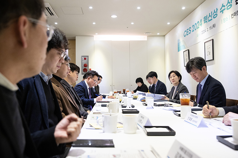 한화진 환경부 장관이 지난 15일 서울 중구에서 국제전자제품박람회(CES) 2024에 참여해 혁신상을 수상한 환경기업들과 간담회를 하고 있다. (ⓒ뉴스1, 무단 전재-재배포 금지)