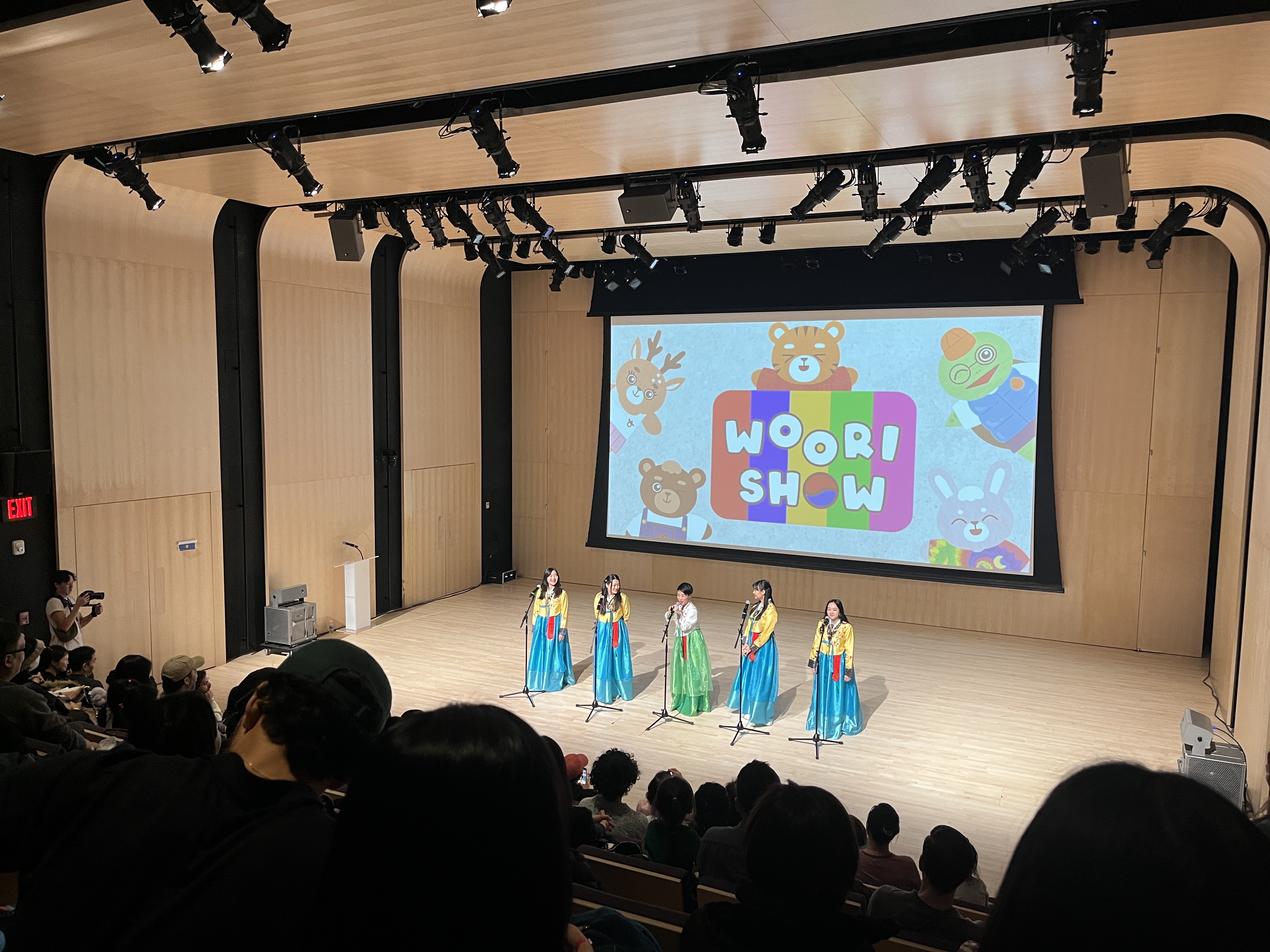 < 설 행사에서 공연을 하는 '우리쇼(Woori Show)' - 출처: 통신원 촬영 >