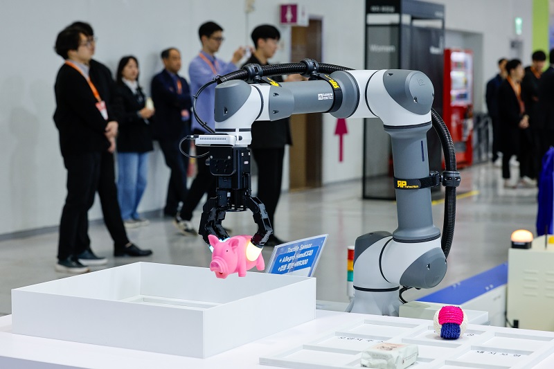 27일 서울 강남구 코엑스에서 열린 아시아 대표 스마트공장·자동화산업전(Smart Factory+Automation World 2024)을 찾은 관람객들이 원익로보틱스 부스를 둘러보고 있다. 2024.3.27. (ⓒ뉴스1, 무단 전재-재배포 금지)