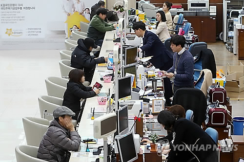 돈 있어도 굴릴 데가 없다…요구불예금 증가폭 17년 만에 최대